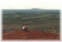 Auf dem Ayers Rock - Blick zu den Mt. Olgas - 30 Km entfernt -